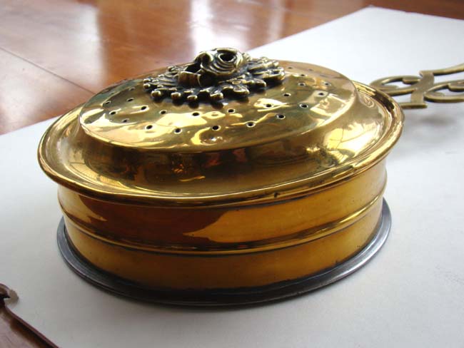 An English brass Chestnut warming pan with lion head decoration circa 1790-1820 — image 3